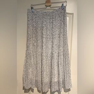 WD NY Sz M white w/ black dots flowing skirt. Fully lined.